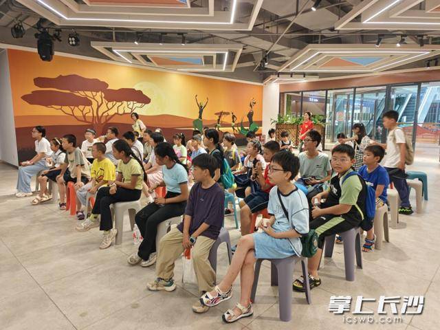 青少年“打卡”中非贸易示范园AG真人国际网站荷叶塘社区(图1)